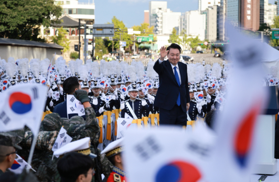 윤석열 대통령이 1일 서울 광화문 일대에서 열린 국군의날 시가행진에서 국민들과 함께 광화문 월대를 향해 행진하며 인사하고 있다. 〈사진=연합뉴스〉