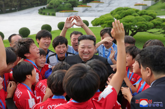 북한 김정은 국무위원장이 2024년 국제축구연맹(FIFA) 20살 이하 여자 월드컵에서 승리를 거둔 축구대표팀 선수들을 만나 격려하는 모습. 〈사진=조선중앙통신〉 