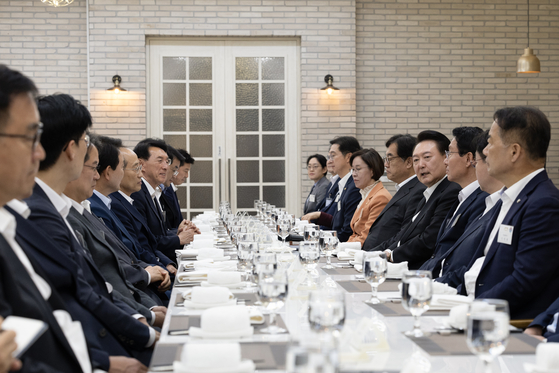 윤석열 대통령이 2일 서울 용산 대통령실 앞 파인그라스에서 열린 국민의힘 원내지도부 초청 만찬에서 참석 의원들과 대화를 나누고 있다. 〈사진=대통령실 제공〉