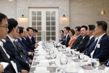 윤대통령, 국힘 원내지도부 만찬 “의료개혁 흔들림없이 추진“...김여사 의혹 얘기 나오지  않아