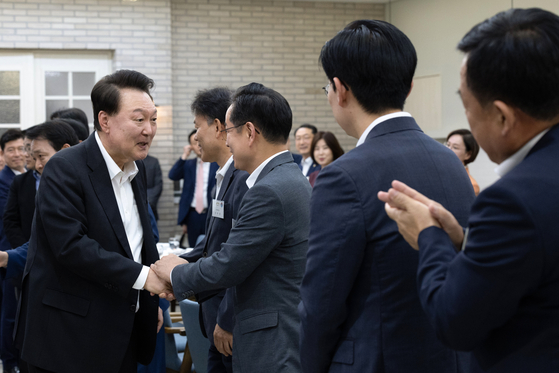 윤석열 대통령이 2일 서울 용산 대통령실 앞 파인그라스에서 열린 국민의힘 원내지도부 초청 만찬에 참석한 의원들과 인사를 나누고 있다. 〈사진=대통령실 제공〉