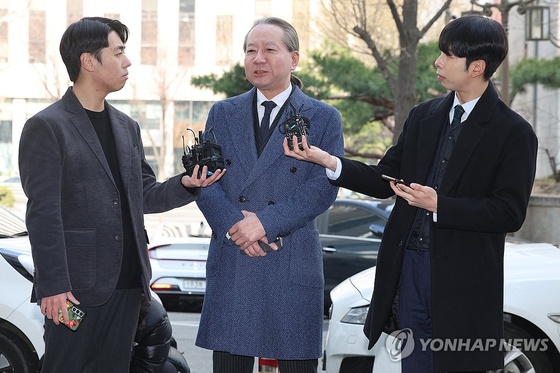 주수호 대한의사협회 비상대책위원회 언론홍보위원장이 지난 3월 1전공의 집단 사직 공모 의혹 관련 포렌식 참관을 위해 서울 마포구 서울경찰청 공공범죄수사대로 출석하며 취재진에 입장을 밝히고 있다. 〈사진=연합뉴스〉