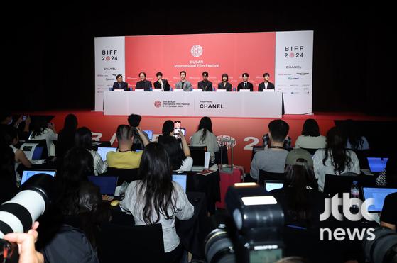 2일 오후 부산 해운대구 신세계백화점 센텀시티점에서 제29회 부산국제영화제 영화 '전, 란' 개막식 기자회견이 열렸다. 김상만 감독과 배우 감동원, 차승원, 박정민, 김신록, 진선규, 정성일이 참석했다. 박세완 엔터뉴스팀 기자 park.sewan@jtbc.co.kr (콘텐트비즈니스본부)