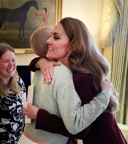 왕세자빈과 리즈가 포옹을 하고 있다. 〈사진=영국 왕세자 부부 공식 인스타그램 princeandprincessofwales 캡처〉