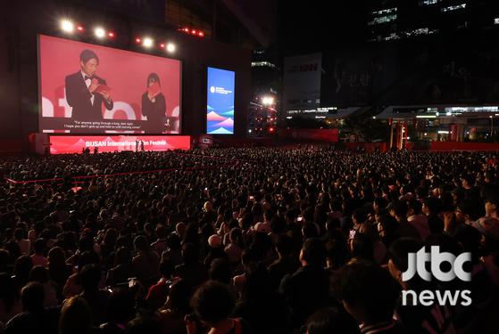 2일 오후 부산 해운대구 영화의전당에서 '제29회 부산국제영화제' 개막식이 열렸다. 부산=박세완 엔터뉴스팀 기자 park.sewan@jtbc.co.kr (콘텐트비즈니스본부)