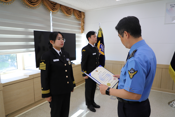 부산해양경찰서장이 익수자 구조에 도움을 준 학생에게 표창을 수여하고 있다. 〈사진=부산해경 제공〉