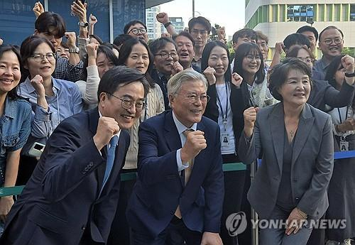 문재인 전 대통령과 부인 김정숙 여사가 경기도청에서 김동연 경기지사와 함께 기념 촬영을 하고 있다. 〈사진=연합뉴스〉