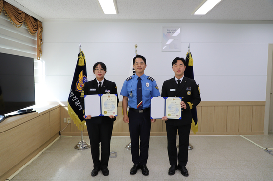 부산해양경찰서장과 표창을 받은 학생이 함께 기념촬영을 하고 있다. 〈사진=부산해경 제공〉