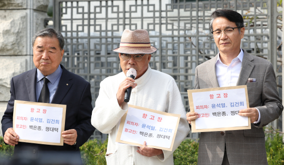 서울의 소리 백은종 대표(가운데)가 7일 오전 서울 서초구 대검찰청 앞에서 윤석열 대통령 부인 김건희 여사의 명품 가방 수수 사건 무혐의 관련 항고장 접수 기자회견을 하고 있다. 〈사진=연합뉴스〉