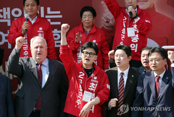 8일 오전 전남 곡성기차마을전통시장 앞에서 국민의힘 한동훈 대표가 10ㆍ16 곡성군수 재선거에 출마한 최봉의 후보의 유세를 지원하고 있다. 〈사진=연합뉴스〉