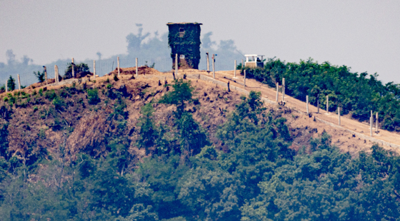 경기도 파주 접경지역에서 바라본 북한 개풍군 일대 초소에 철책으로 보이는 구조물이 설치돼 있다. 〈사진=연합뉴스〉