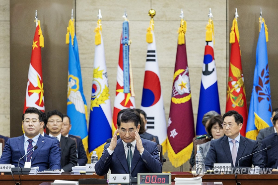 김용현 국방부 장관이 8일 서울 용산구 국방부에서 열린 국정감사에서 서류를 보고 있다. 〈사진=연합뉴스〉 