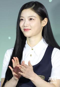 '선행' 김유정, 독거노인·장애아동 위해 1억 기부‥올해만 두번째