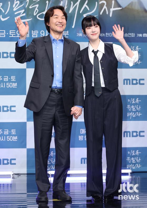 10일 오후 서울 마포구 상암동 MBC사옥에서 열린 MBC 금토드라마 '이토록 친밀한 배신자' 제작발표회가 열렸다. 송연화PD와 한석규, 채원빈, 한예리, 노재원, 윤경호, 오연수가 참석했다. 김현우 엔터뉴스팀 기자 kim.hyunwoo3@jtbc.co.kr (콘텐트비즈니스본부)