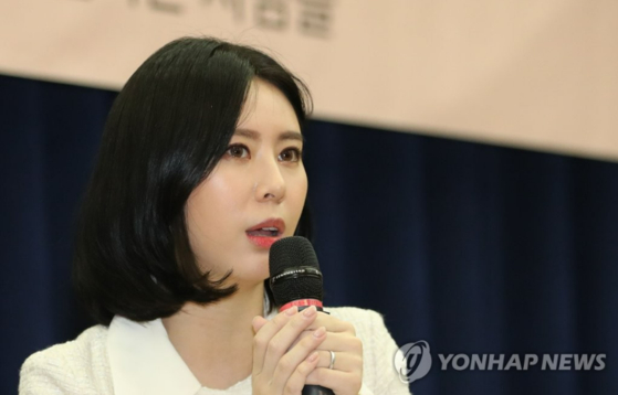 '고 장자연 사건'의 증언자인 배우 윤지오 씨가 지난 2019년 4월 국회 의원회관에서 열린 자신의 책 '13번째 증언' 북 콘서트에서 인사말을 하고 있다. 윤 씨는 책에 자신이 목격한 고 장자연씨 사건 관련 내용을 담았다. 〈사진=연합뉴스〉