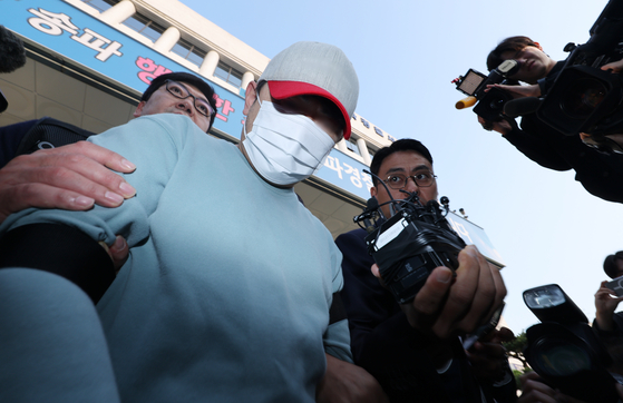 임대형 창고에 보관된 현금 수십억 원을 훔쳐 달아났다 붙잡힌 창고 관리 직원이 11일 오전 서울 송파구 송파경찰서에서 검찰로 송치되고 있다. 〈사진=연합뉴스〉