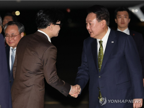 윤석열 대통령이 11일 성남 서울공항에서 필리핀, 싱가포르 국빈 방문 및 라오스 아세안 정상회의를 마치고 귀국하며 마중 나온 국민의힘 한동훈 대표와 악수하고 있다. 〈사진=연합뉴스〉