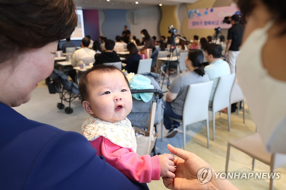 '임산부의 날'인 10일 오전 경기도 고양시 일산차병원에서 특강을 듣는 부모를 대신해 직원들이 아기를 보살피고 있다. 〈사진=연합뉴스〉