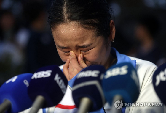 지난 9일 경남 밀양시 밀양배드민턴경기장에서 열린 '제105회 전국체육대회' 배드민턴 부산 삼성생명 안세영과 인천 인천국제공항 심유진 경기 종료 후 안세영이 취재진과 인터뷰하며 눈물을 흘리고 있다. 〈사진=연합뉴스〉