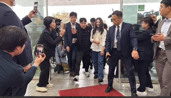 더불어민주당 소속 최민희 국회 과학기술정보방송통신위원장이 15일 국회 환경노동위원회 국정감사에 출석하는 뉴진스 하니를 바로 앞에서 촬영하고 있다. 〈사진=이기인 개혁신당 최고위원 페이스북 캡처〉