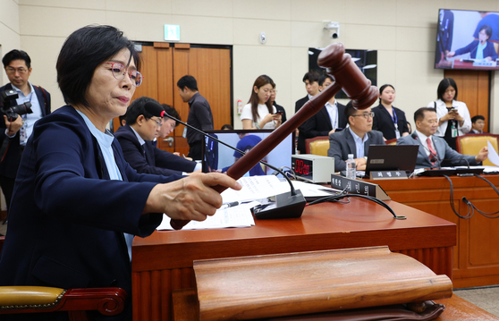 지난 8월 국회에서 열린 과학기술정보방송통신위원회의 '불법적 방송문화진흥회 이사 선임 등 방송장악 관련' 1차 청문회에서 더불어민주당 소속 최민희 위원장이 의사봉을 두드리고 있다. 〈사진=연합뉴스〉