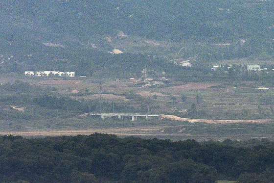 14일 경기도 파주시 접경지역에서 바라본 서부전선 비무장지대(DMZ) 북측 지역의 경의선 도로 위 구조물 인근에 흙더미가 쌓여 있다. 〈사진=연합뉴스〉