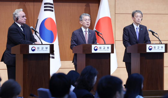 김홍균 외교부 1차관, 커트 캠벨 미 국무부 부장관, 오카노 마사타카 일 외무성 사무차관이 16일 오후 정부서울청사에서 제14차 한미일 외교차관협의회를 마친 후 합동 기자회견을 하고 있다. 왼쪽부터 커트 캠벨 미 국무부 부장관, 김홍균 1차관, 오카노 마사타카 일외무성 사무차관. 〈사진=연합뉴스〉