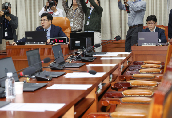 16일 국회에서 열린 운영위원회 전체회의. 박찬대 위원장이 여당 위원들이 퇴장한 가운데 김건희 여사와 명태균 씨 등을 국정감사 증인으로 채택하는 안건을 통과시키고 있다. 〈사진=연합뉴스〉