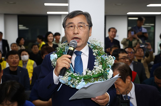 서울시교육감 보궐선거일인 16일 오후 정근식 후보가 서울 마포구에 마련된 사무실에서 당선이 확실시되자 인사말을 하고 있다. 〈사진=연합뉴스〉