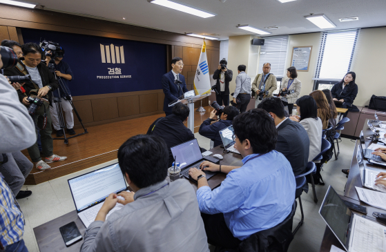 김건희 여사 도이치모터스 관련 의혹, 검찰 '불기소' 발표   (서울=연합뉴스) 황광모 기자 = 조상원 서울중앙지검 4차장이 17일 오전 서울 서초구 서울중앙지검에서 윤석열 대통령 부인 김건희 여사의 도이치모터스 시세조종 가담 의혹 사건 관련 수사결과를 발표하고 있다. 2024.10.17   hkmpooh@yna.co.kr (끝)  〈저작권자(c) 연합뉴스, 무단 전재-재배포, AI 학습 및 활용 금지〉