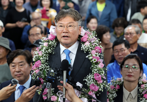 10·16 재보궐선거가 실시된 16일 오후 전남 영광군수 재선거에서 당선이 확실시된 더불어민주당 장세일 후보가 인터뷰하고 있다. 〈사진=연합뉴스〉