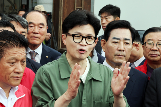 국민의힘 한동훈 대표가 18일 오전 전남 곡성기차마을전통시장에서 상인들과 만나 10·16 재보궐선거 곡성군수 재선거 최봉의 후보의 낙선 인사를 하고 있다. 〈사진=연합뉴스〉