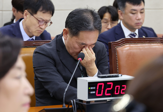 18일 오전 열린 국회 보건복지위원회의 국민연금공단, 한국사회보장정보원 등의 국정감사에서 김태현 국민연금공단 이사장이 의원 질의를 경청하며 눈가를 만지고 있다. 〈사진=연합뉴스〉