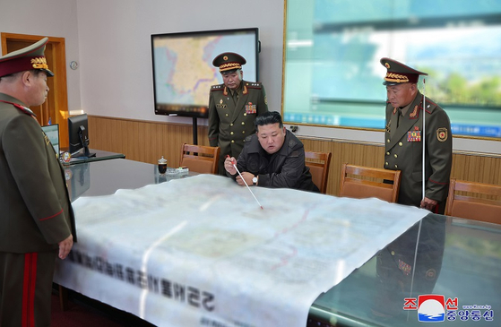 김정은 북한 국무위원장이 지난 17일 인민군 제2군단 지휘부를 방문했다고 조선중앙통신이 18일 보도했다. 〈사진=조선중앙통신〉