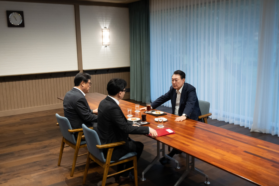 오늘 오후 대통령실 앞 파인그라스에서 만난 윤석열 대통령과 한동훈 국민의힘 대표 〈사진=연합뉴스〉