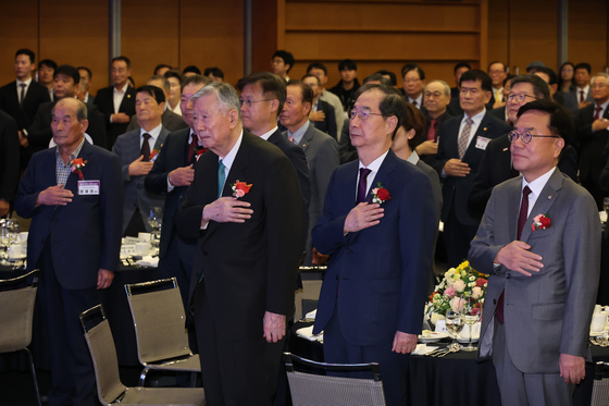 제19대 대한노인회장 취임식에서 이중근 신임 대한노인회장과 한덕수 국무총리가 국기에 경례하고 있다. (자료=연합뉴스)