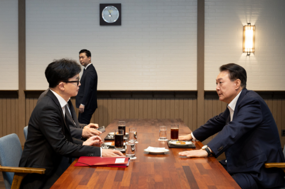 윤석열 대통령이 오늘(21일) 서울 용산 대통령실에서 한동훈 국민의힘 대표를 만나 대화하고 있다. 〈사진=대통령실, 연합뉴스〉