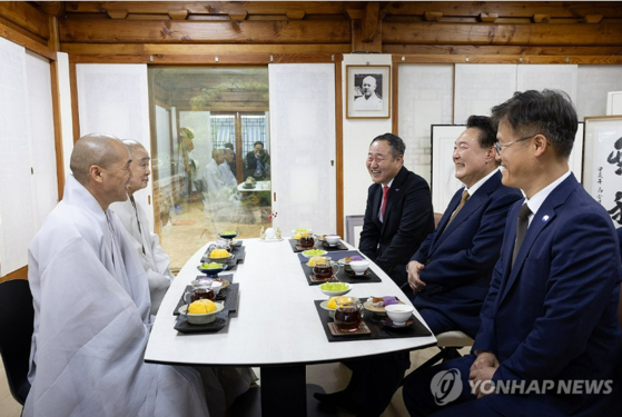 윤석열 대통령이 22일 부산 금정구 범어사를 찾아 주지 정오 스님과 함께 차담을 하고 있다. 〈사진=대통령실, 연합뉴스〉 