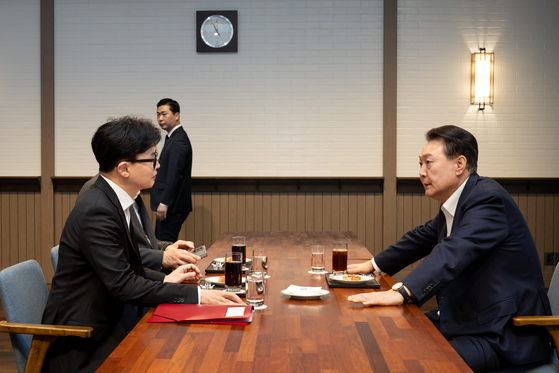 윤석열 대통령이 21일 서울 용산 대통령실 앞 파인그라스에서 국민의힘 한동훈 대표를 만나 대화하고 있다. 〈사진=대통령실 제공/연합뉴스〉