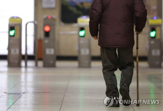 지하철을 이용하는 노인. 기사 내용과 직접적인 관련은 없음. 〈자료사진=연합뉴스〉 