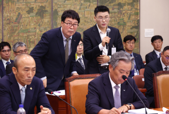 22일 국회에서 열린 문화체육관광위원회 국정감사에서 김택규 대한배드민턴협회장(왼쪽)과 민경국 스포츠에이전시 대표가 안세영 선수와 관련 의원 질의에 답하고 있다. 〈사진=연합뉴스〉