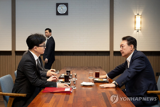 윤석열 대통령과 한동훈 국민의힘 대표가 21일 서울 용산 대통령실 앞 파인그라스에서 만나 대화하고 있다. (대통령실 제공)