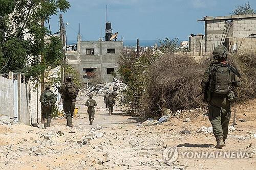 가자지구에서 작전 수행 중인 이스라엘 군〈 사진=AFP 연합뉴스〉