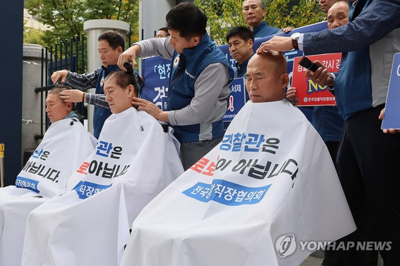 전국경찰직장협의회 관계자들이 21일 서울 서대문구 경찰청 앞에서 열린 현장경찰관 인권탄압 규탄대회에서 경찰청의 GPS 감시와 밀어내기 순찰을 규탄하며 삭발식을 하고 있다. 〈사진=연합뉴스〉