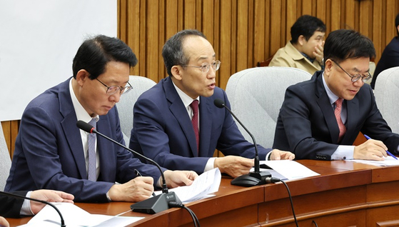 추경호 국민의힘 원내대표(가운데)가 오늘(25일) 오전 서울 여의도 국회에서 열린 국정감사대책회의에서 발언하고 있다. 〈사진=연합뉴스〉