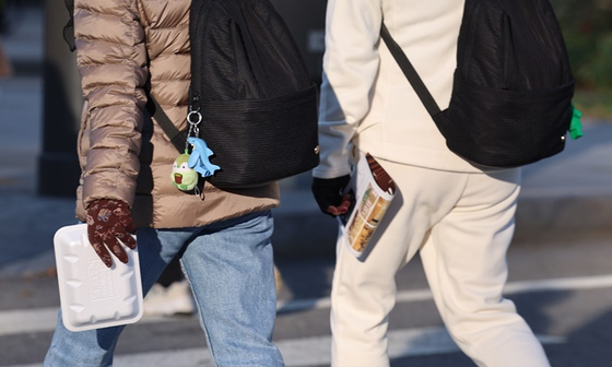 추운 날씨를 보인 지난 24일 오전 서울 종로구 광화문네거리에서 장갑을 낀 시민들이 이동하고 있다. 〈사진=연합뉴스〉