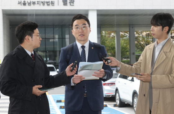 허위재산신고 의혹으로 위계공무집행방해 혐의로 기소된 더불어민주당 김남국 전 의원이 오늘(28일) 서울 양천구 서울남부지방법원에서 열린 첫 공판에 출석하고 있다. 〈사진=연합뉴스〉