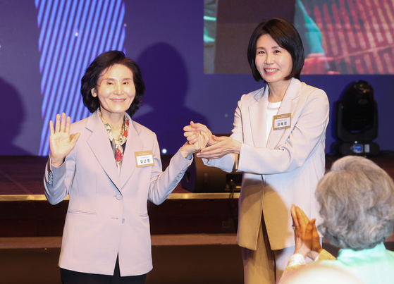 기자회견 장면 대통령 후보 배우자