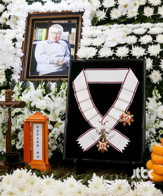 추모사를 낭독하는 배우 김영철