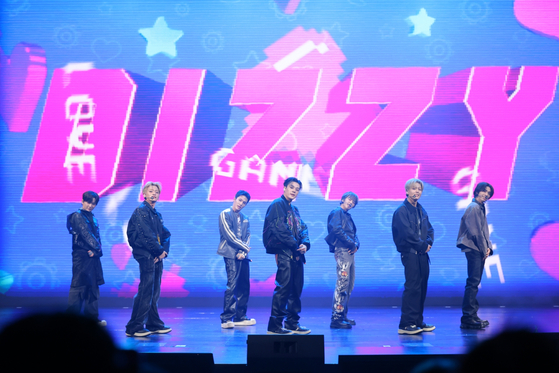 '7인조 리브랜딩' 휘브, 첫 태국 팬 콘서트 성료 - 뉴스 썸네일 이미지